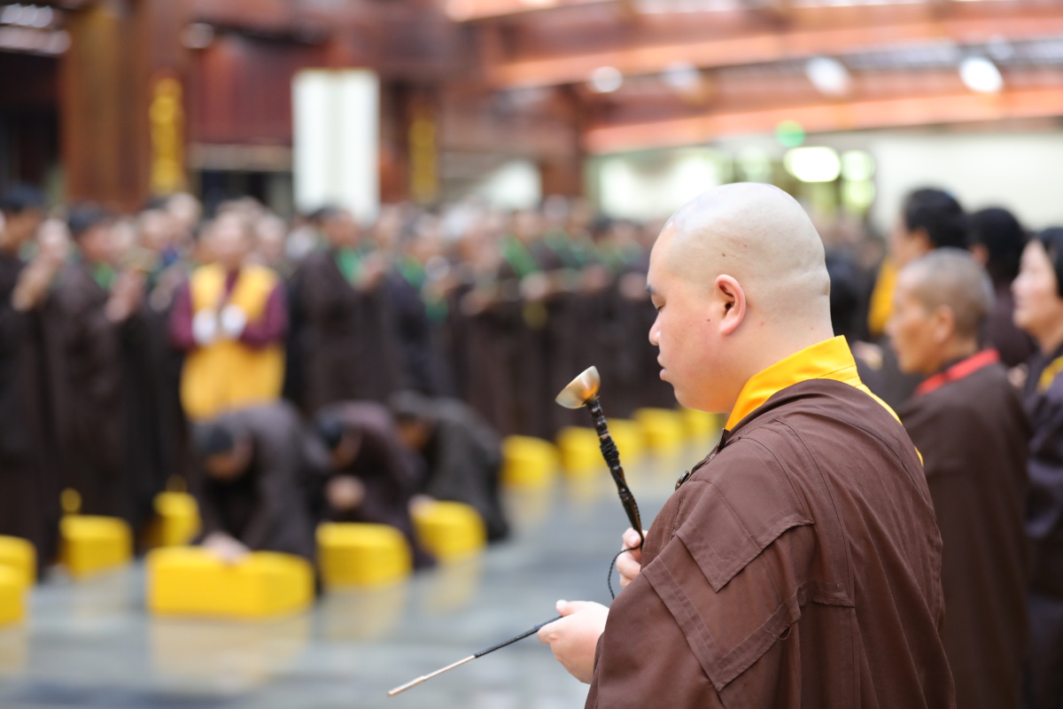江西庐山东林寺寺院木鱼合掌念佛