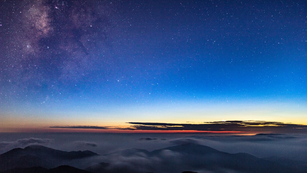 猫儿山上的晚霞与星空