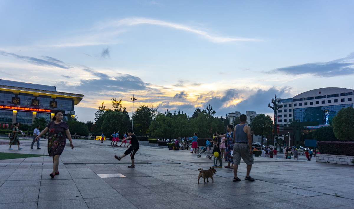 《城市休闲生活》八月摄于叙州