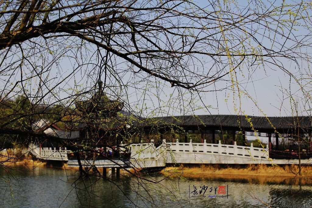 穿石坡湖<br />
穿石坡湖是个好玩的地方,有唱曲的老人,有爱扑鸭子的大狗和会说长沙话的鹦鹉.