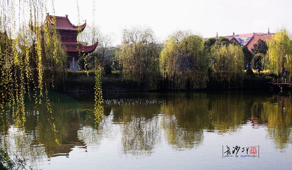 开福寺<br />
披着阳光在开福寺里散步，耳边萦绕着肃穆的佛乐，整个人都陶醉了，静静地在大悲殿听虔诚的佛教徒传诵佛祖的故事，惬意。