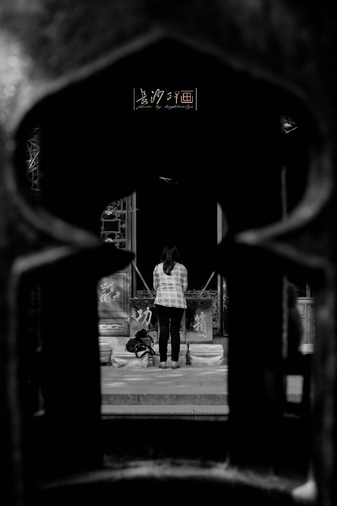 开福寺拜佛<br />
不管心中信不信佛，在开福寺这庄严肃穆的气氛下谁都会对佛祖心生敬畏之情，怀着一颗虔诚的心拜谒。也许真如门口的老人说的那样，无论年轻人你走到哪里，五面佛都在天上静静地看着你。