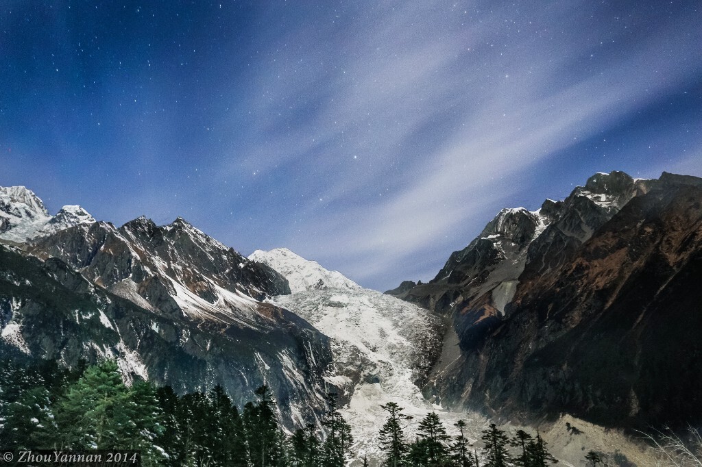 2014年的最后一个夜晚，在海螺沟四号营地，面对雪山冰川，头顶满天繁星，我们迎来了新的一年。