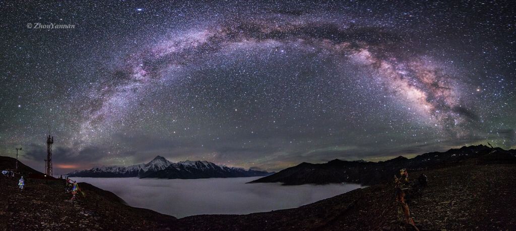 贡嘎雪山上空的银河<br />
我们在子梅垭口扎营，待到夜晚降临，银河升起，云海之上，星空之下的蜀山之王让人深深震撼。