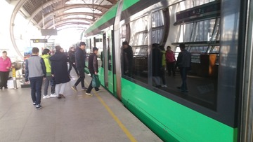 910131