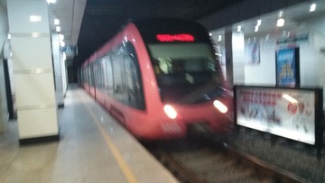 910258