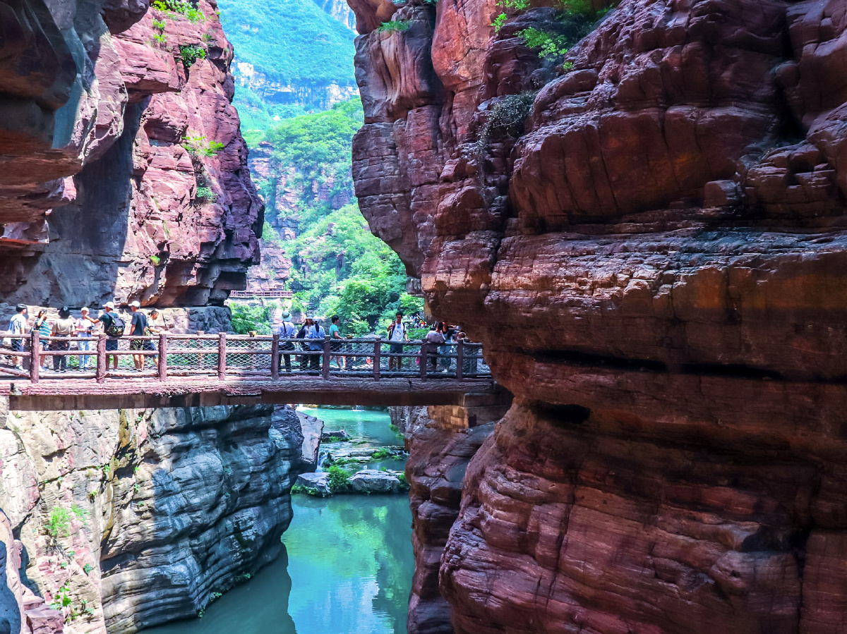 打卡焦作云台山红石峡红色的石头碧绿色的水