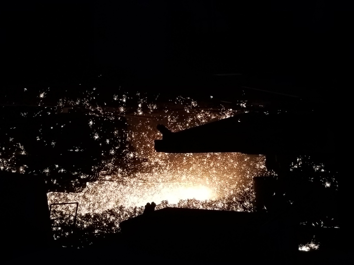 铁出炉时溅射出的火花