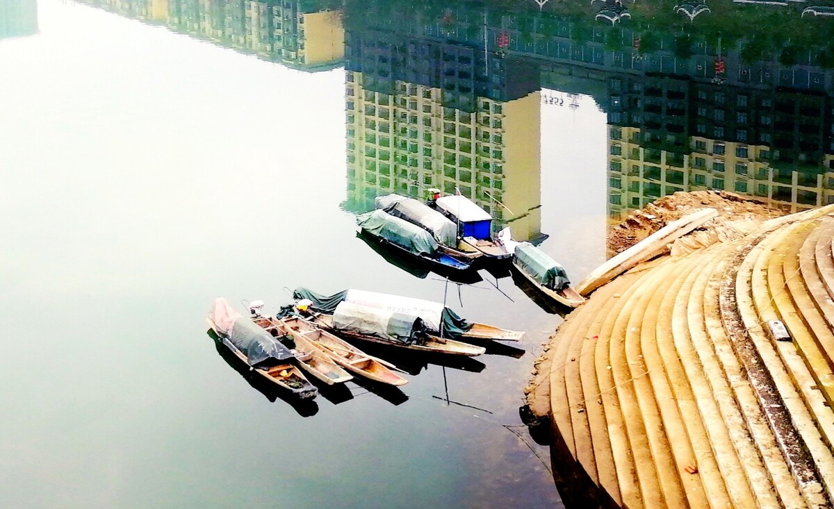 《归》<br />
渔人停泊归港。