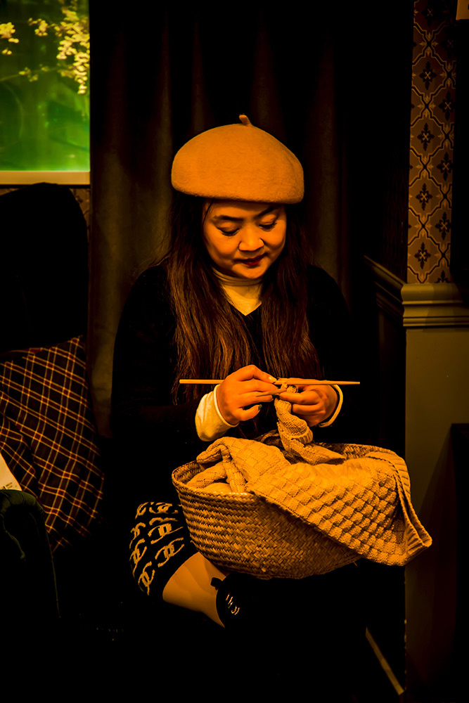 灯下织毛衣的妇人
