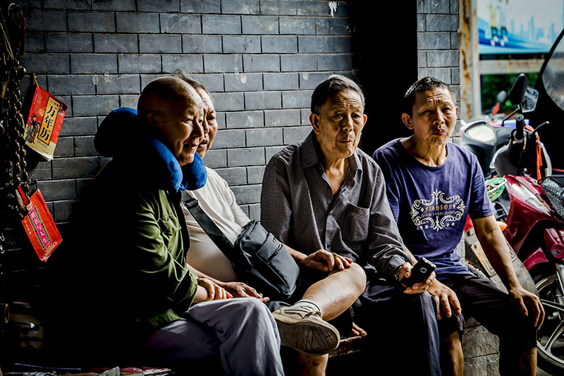 古镇的老人们