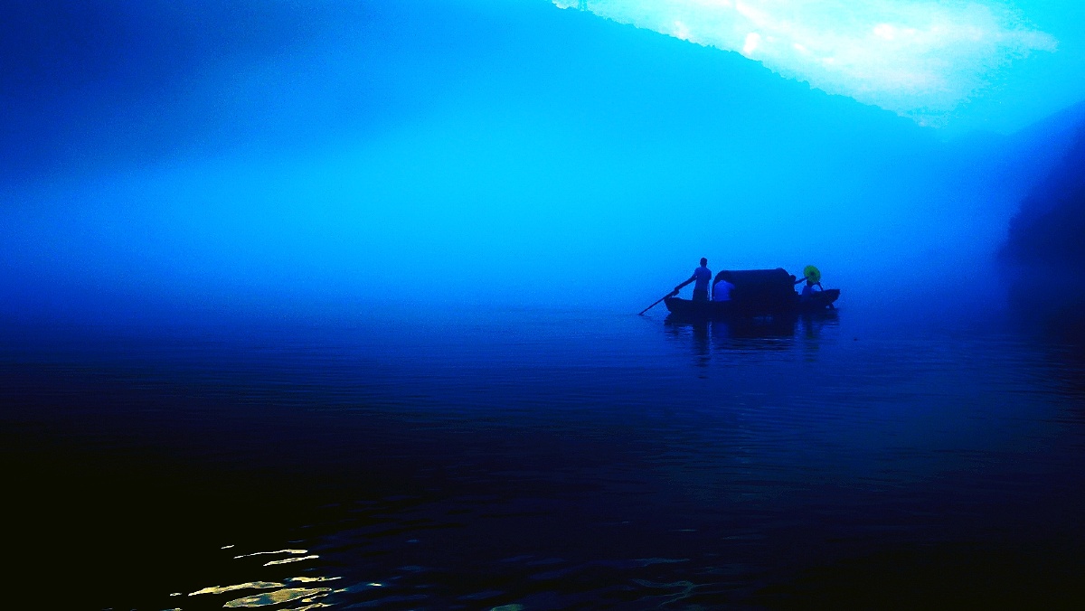 物是人非事事休,欲语泪先流. 闻说双溪春尚好,也拟泛轻舟.只恐双