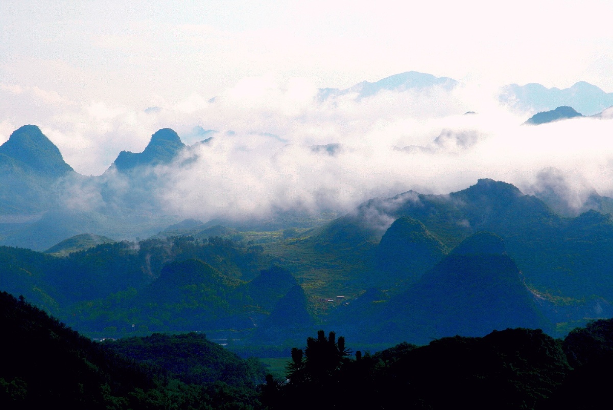 云山山的那边还是山云的这边还是云比山谷幽深的是心