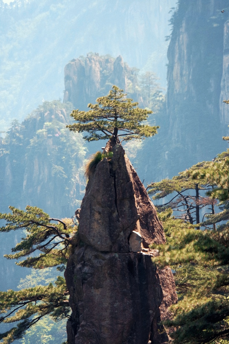 《妙笔生花》这是黄山顶上的一处风景,一支石峰宛如一支毛笔,笔尖上