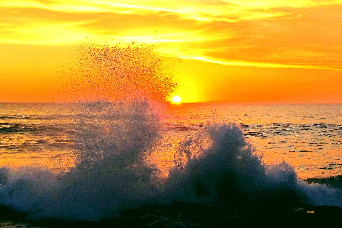 惊涛赤霞惊涛印度洋的这个黄昏充满壮丽之美漫天的霞光狠狠摔碎的浪花
