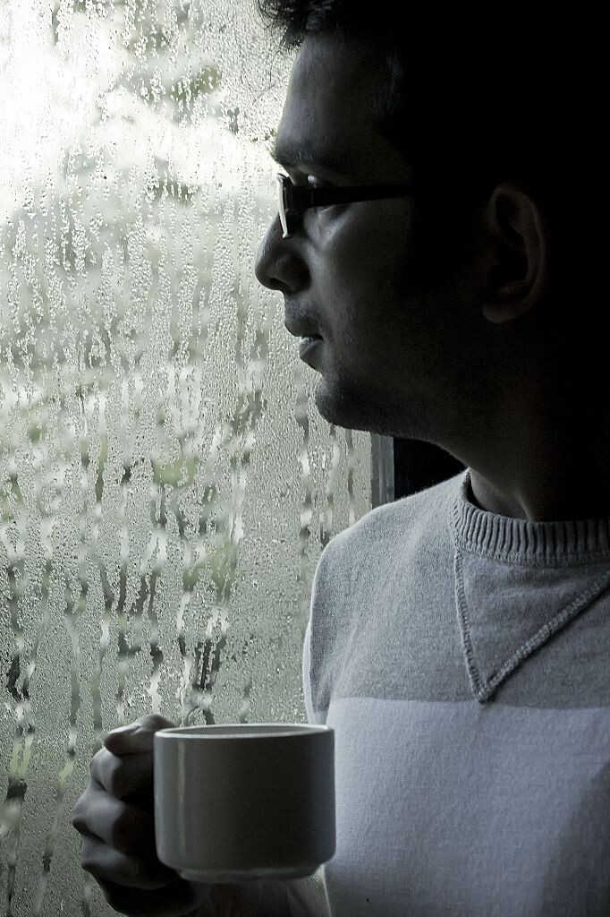 寒冷的青晨,端杯茶,居家好男人。