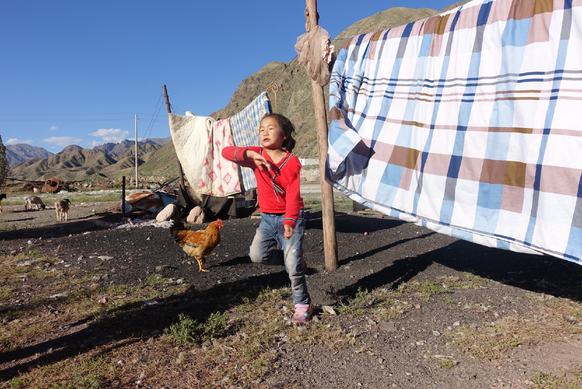 玩耍中的新疆小女孩