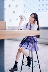 858103