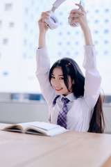 858105