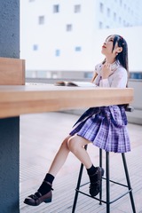 858106