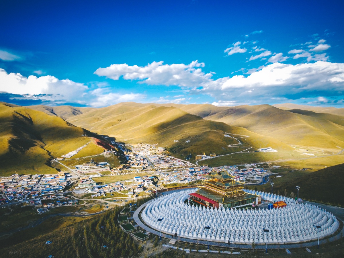 我们的德合隆寺 以这样的角度看她感受一下,这座神圣的万佛塔坛城