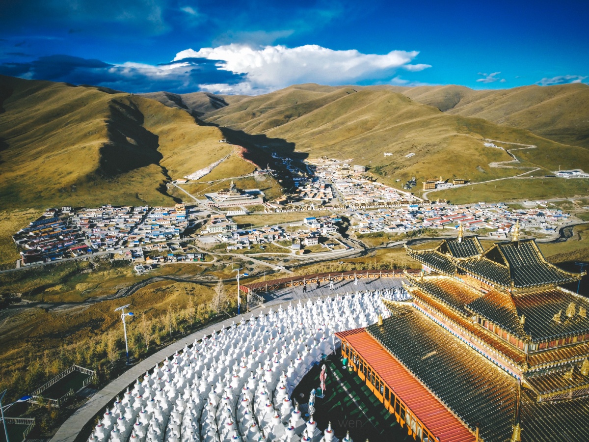 我们的德合隆寺 以这样的角度看她感受一下,这座神圣的万佛塔坛城