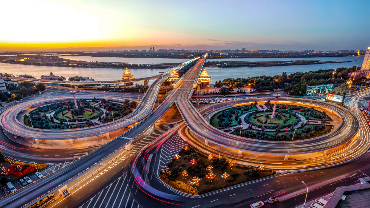 松花江公路大桥夜幕降临华灯初上川流不息的车流祝福祖国繁荣昌盛