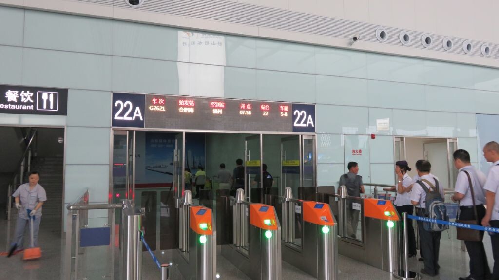 首发车的检票口