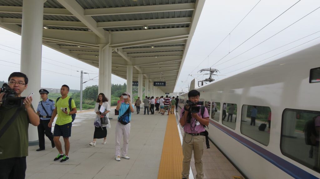乘客、记者挤满站台
