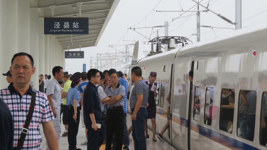 同样是挤满人的站台，然而这并不是
