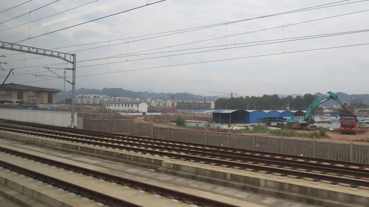 遂宁火车站住的地方,四个火车站连接成都与遂宁地铁站