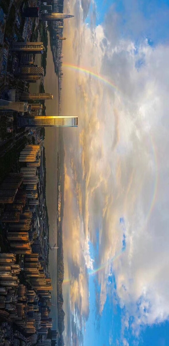 夕阳西下，突如其来的暴雨过后，留下一抹彩虹！