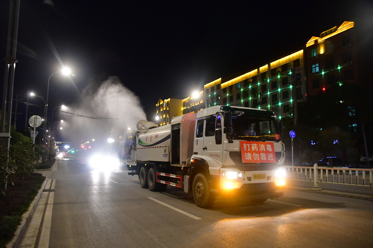 一组湖北省京山市开展全城大消杀活动照片13台雾炮车洒水车组成的消杀