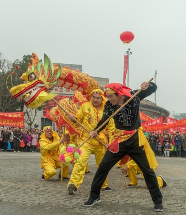 春节踩街活动舞龙灯