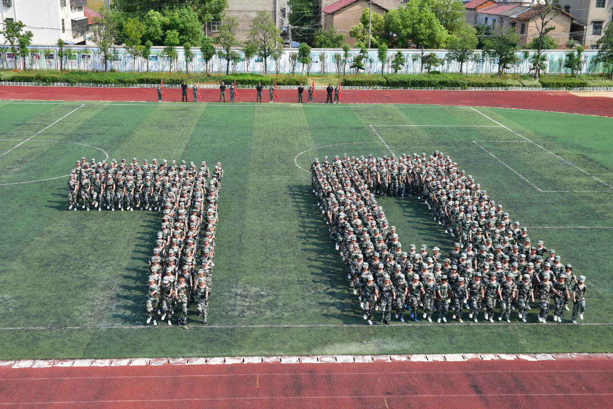 国庆七十周年,京山市新市一中学生的军训团操