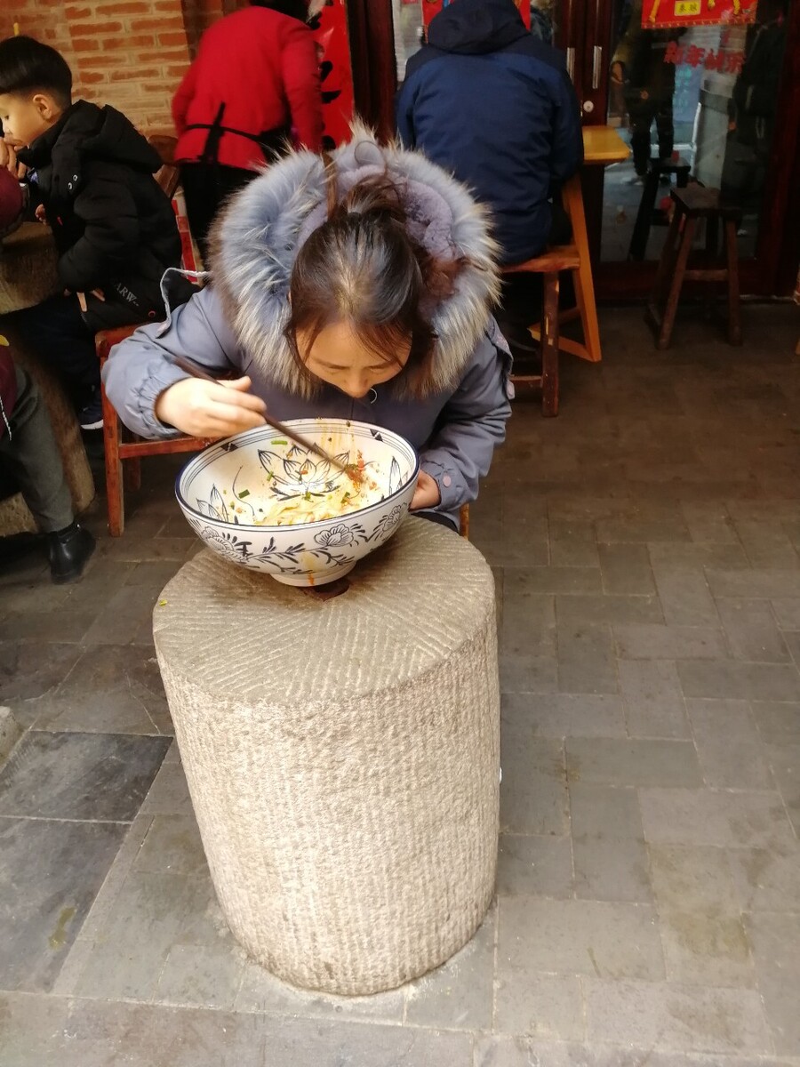 碗比美女脑袋大，桌是农村老碌碡。