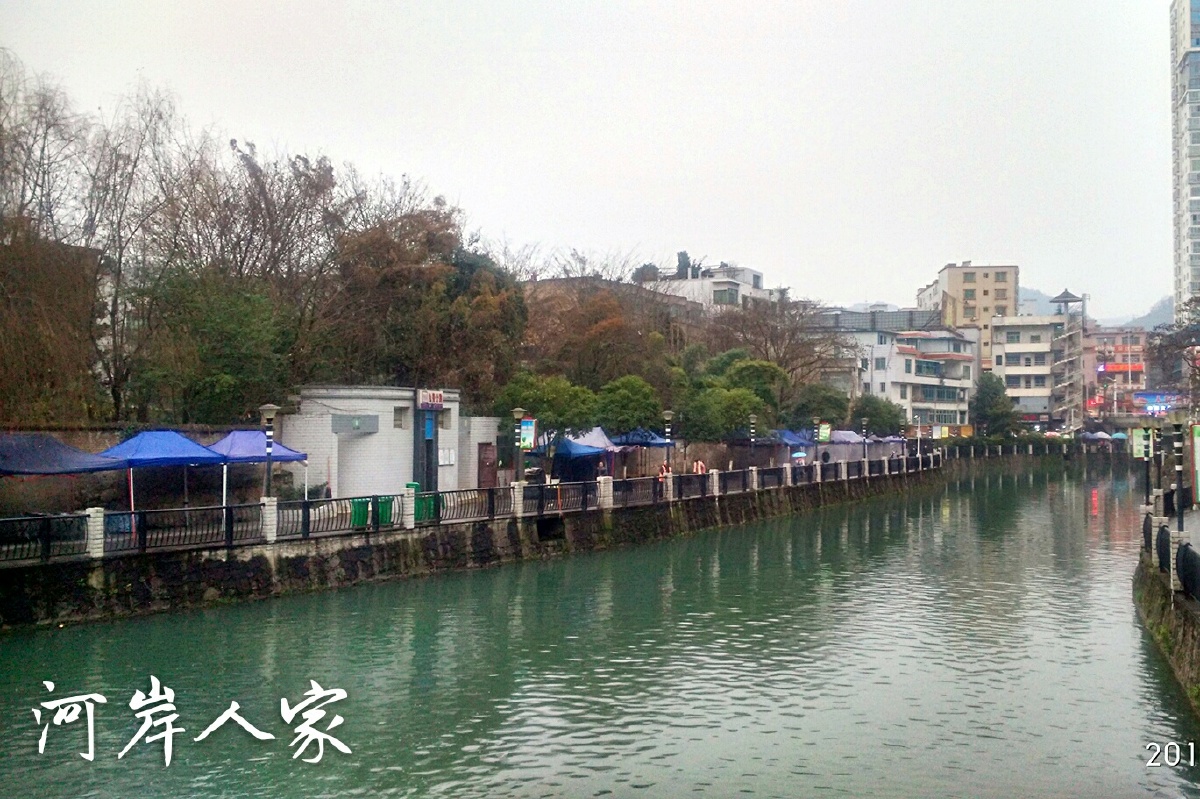 打鼓新场冬天里的河岸风光