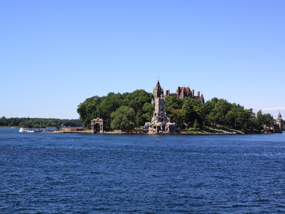 islands)位于美国与加拿大边境的圣劳伦斯河,是闻名于世的风景名胜