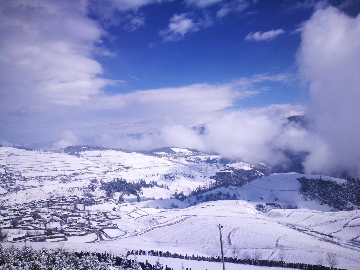 春季香格里拉的雪