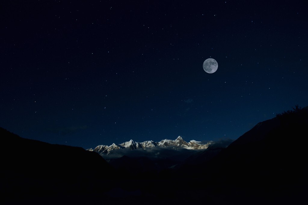 11月，西藏南迦巴瓦峰北斗星空和超级月亮。