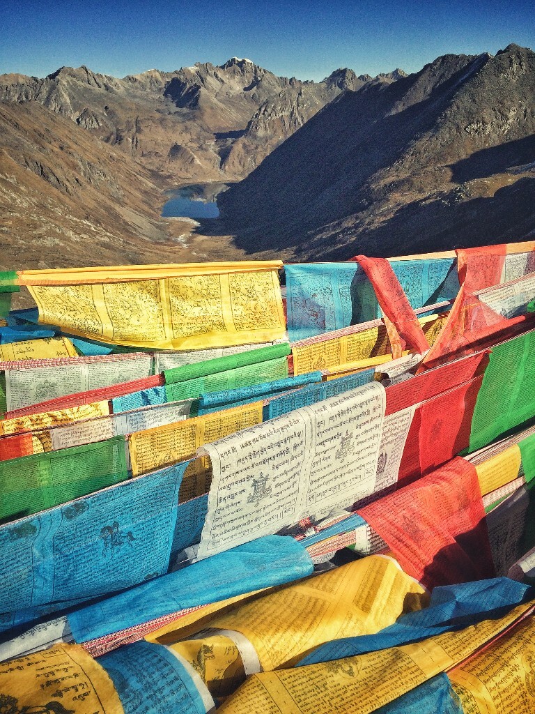 11月，西藏神湖拉姆拉错海拔5300米五彩经幡。