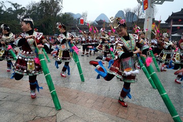 2018年1月14日，农历十一月廿八，广西融水苗族自治，苗族芦笙队在吹芦笙跳踩堂舞，欢庆苗年的到来。2
