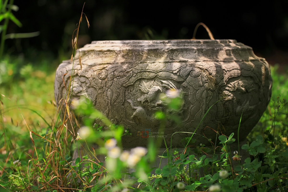 光影下的石柱础