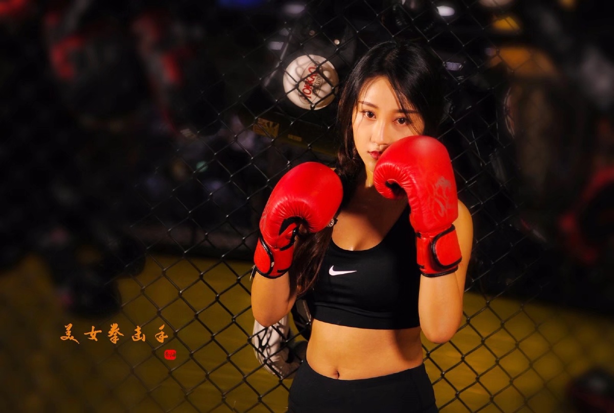 健身房美女拳击手