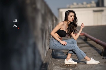 73052