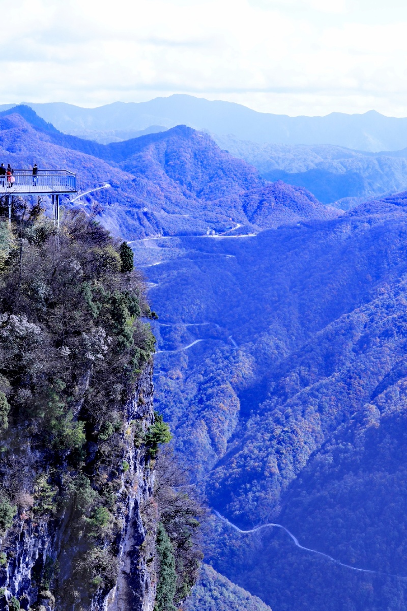 汉中龙头山比华山的海拔还要高它的海拔高达22911米龙头山峰如刀削崖