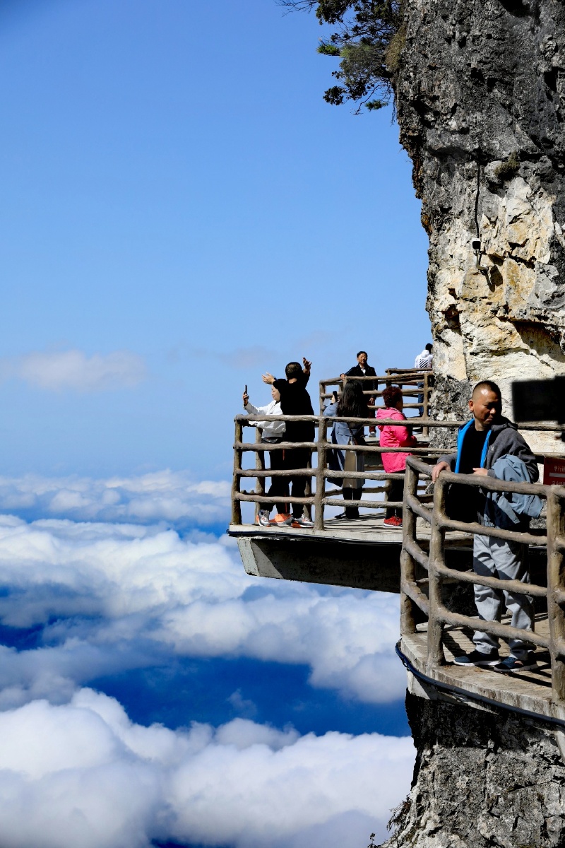 汉中龙头山比华山的海拔还要高它的海拔高达22911米龙头山峰如刀削崖