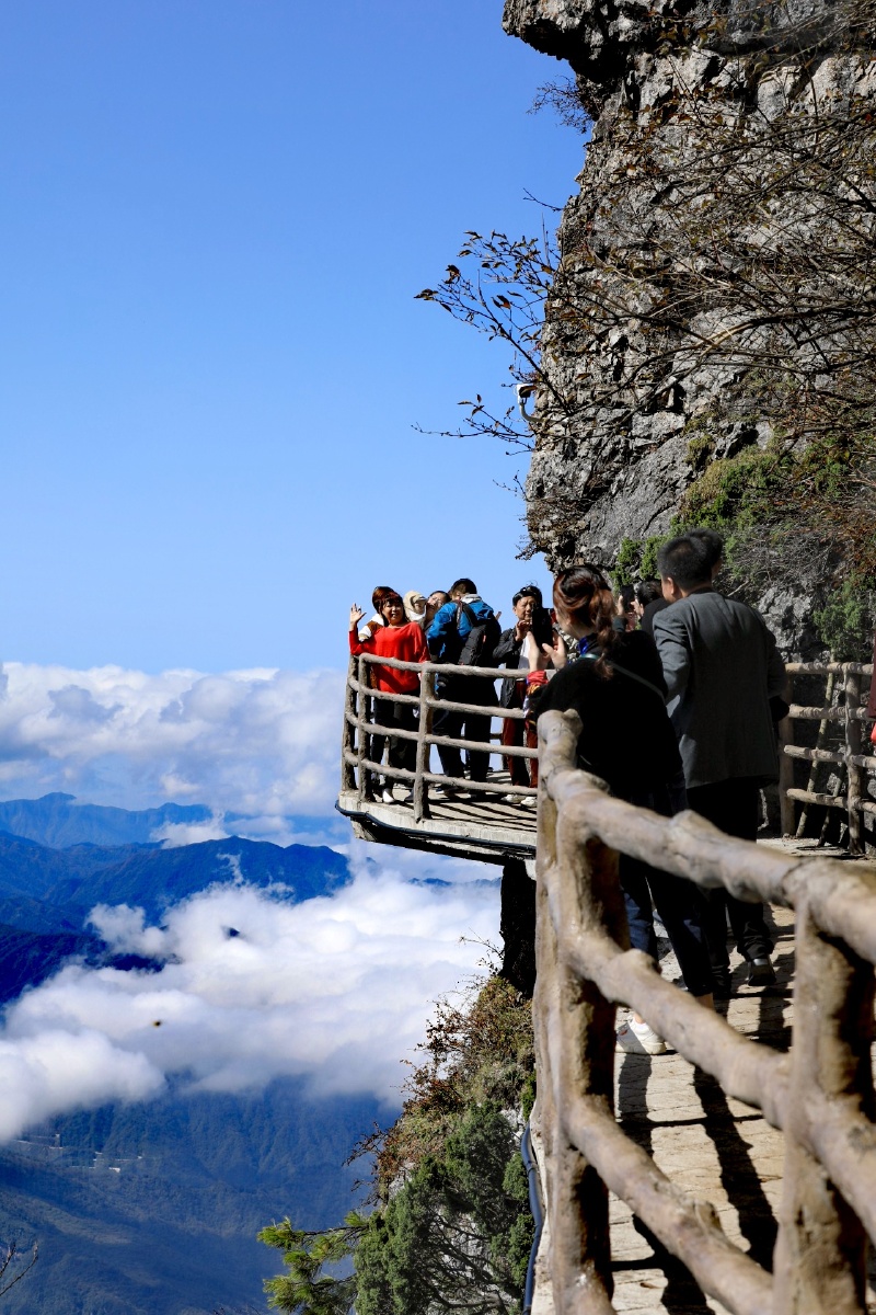 汉中龙头山比华山的海拔还要高它的海拔高达22911米龙头山峰如刀削崖