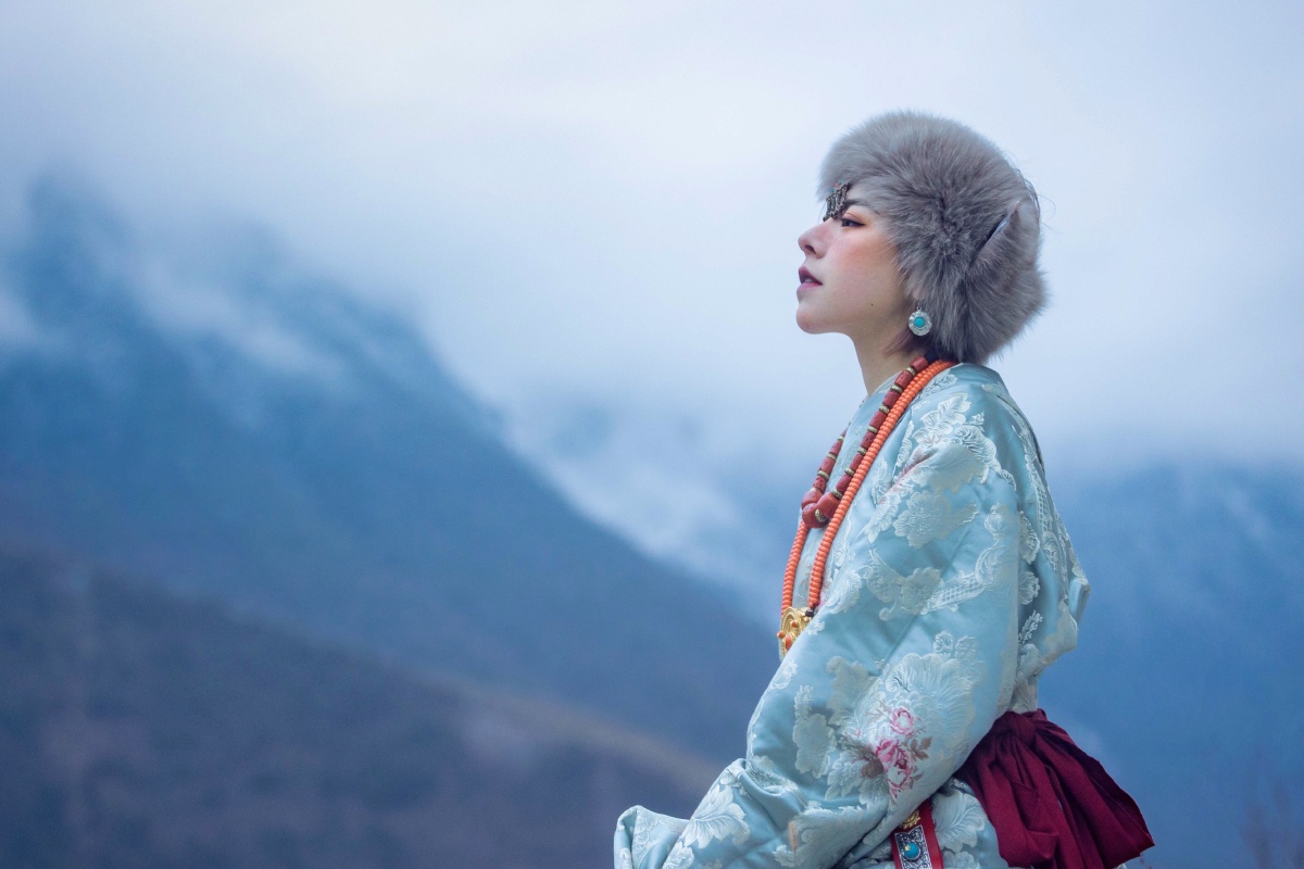 丁真火了拍一套藏装写真经历万千磨烂终究还是因为