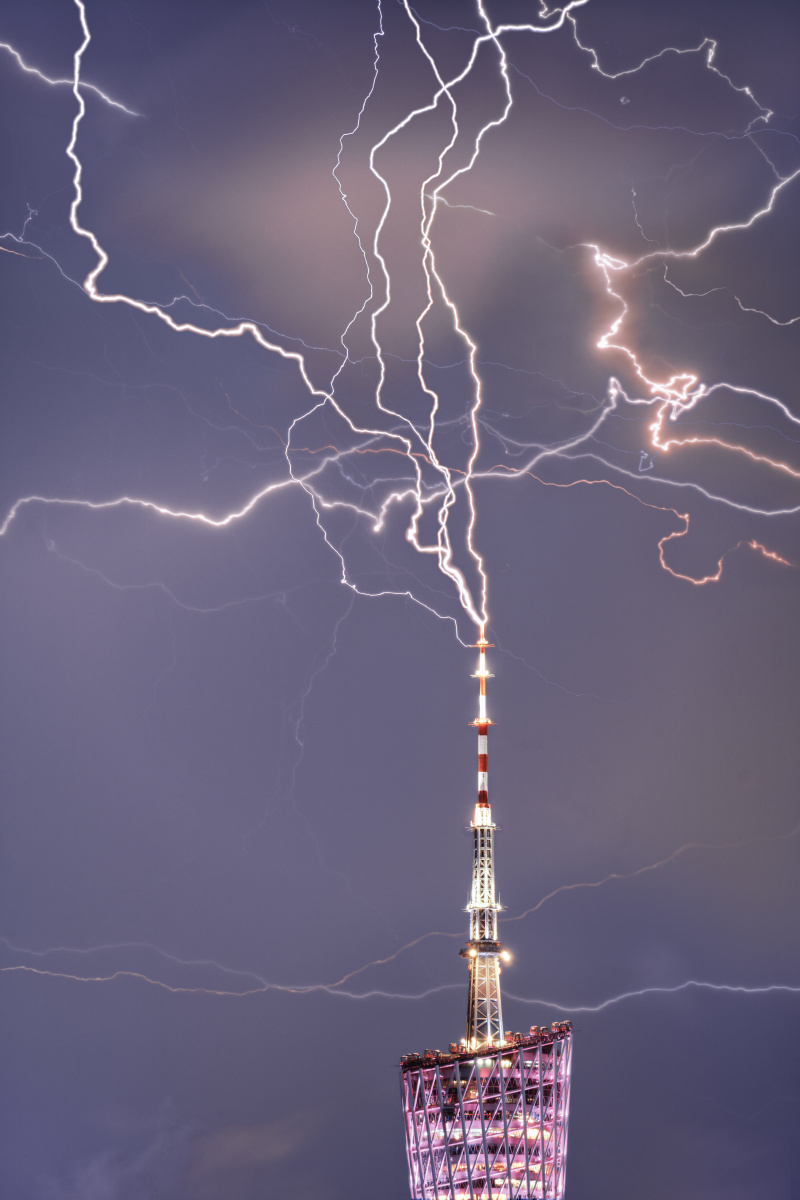 电闪雷鸣之夜,广州塔多次被闪电击中